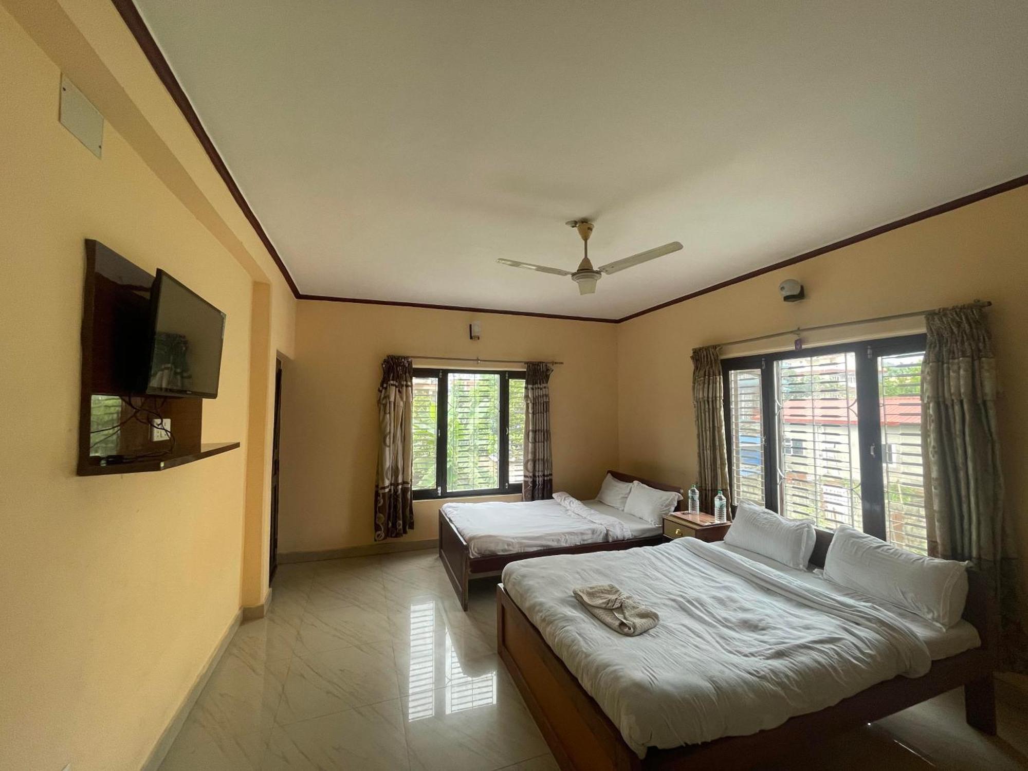 Hotel Peace Ganga Inn Pokhara Zewnętrze zdjęcie